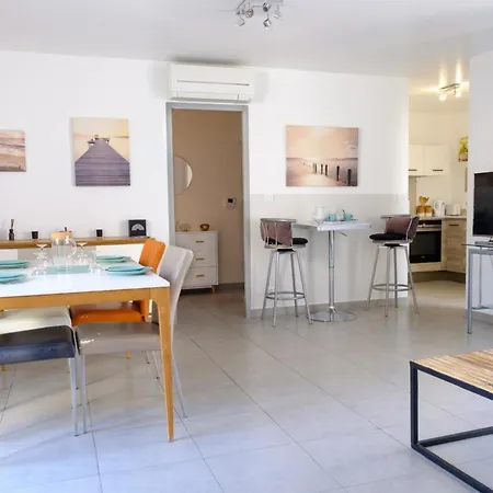 Beautiful T3 With Balcony Near Downtown Sainte-Maxime